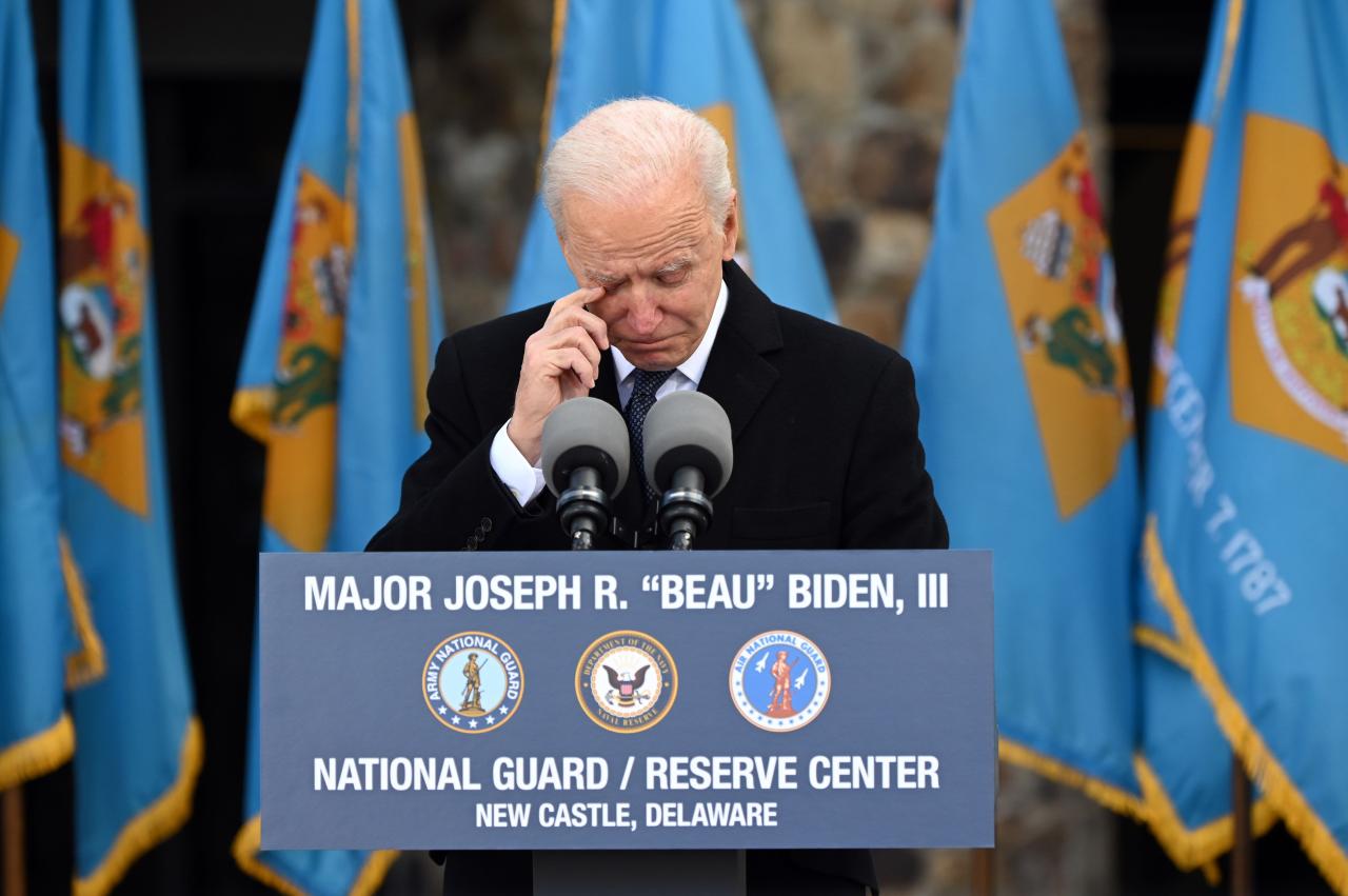 Biden hallie delaware viewing widow casket program mourned late attorney vp